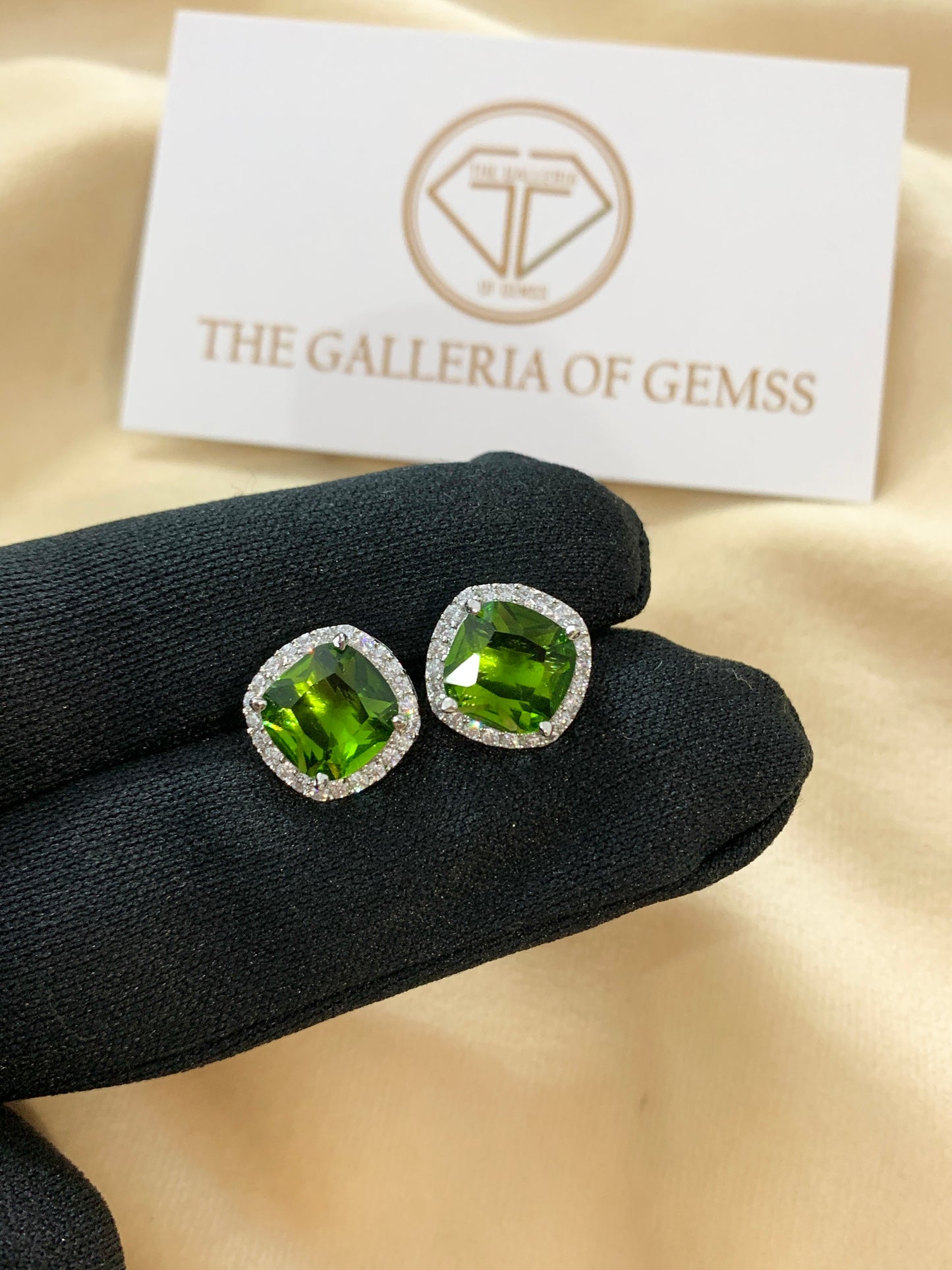 Cusion diamond studs