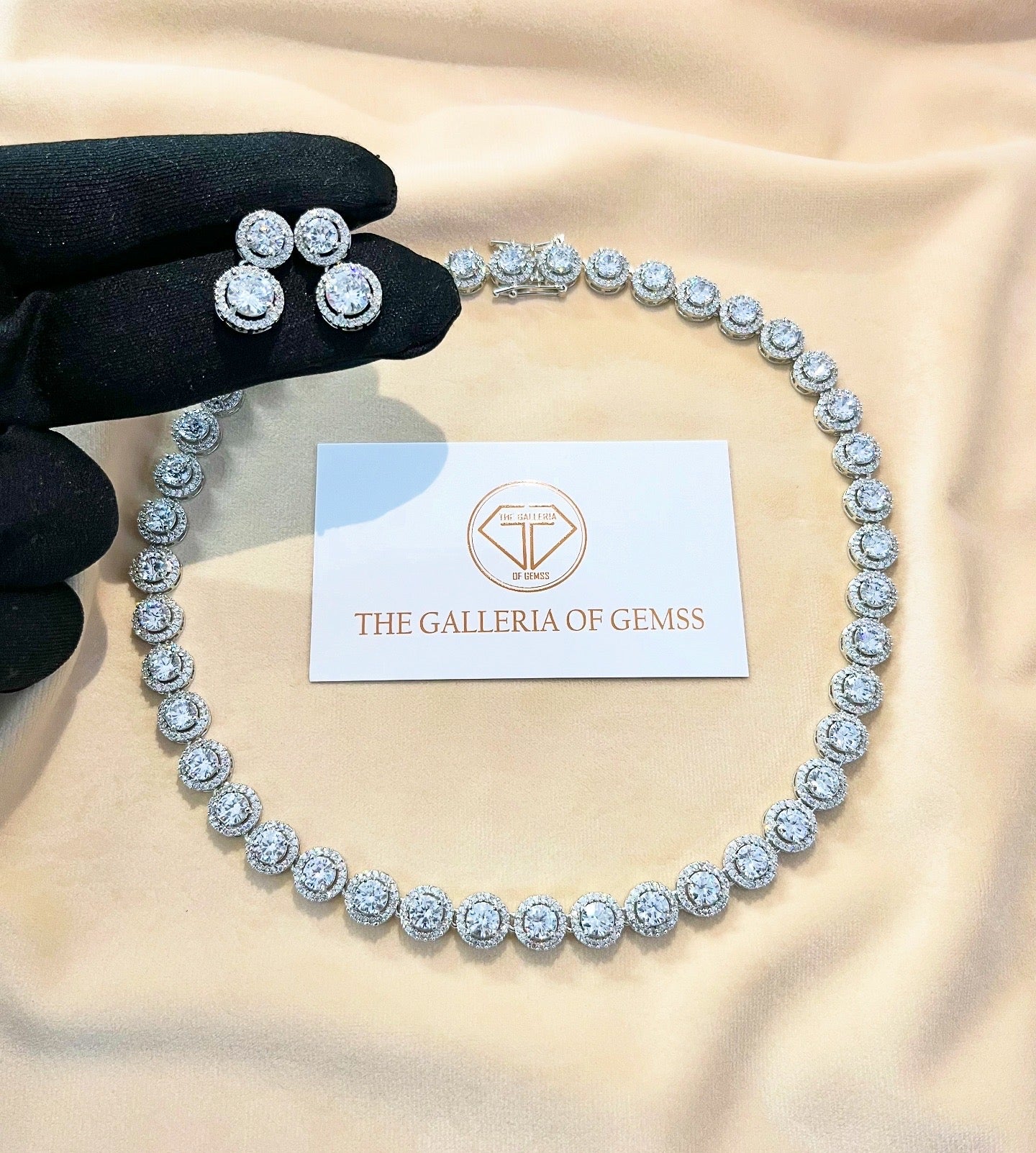 Hani halo diamond necklace